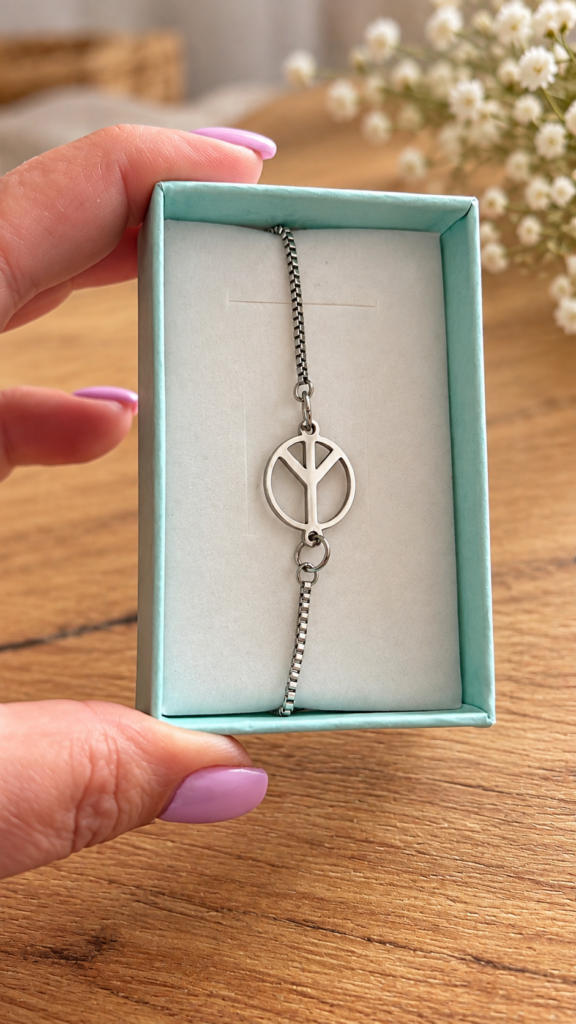 NÁRAMEK Z CHIRURGICKÉ OCELI – SYMBOL MÍRU